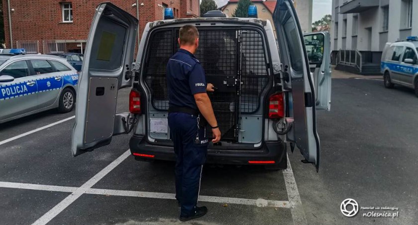 policjanci przetransportowują zatrzymanych do prokuratury