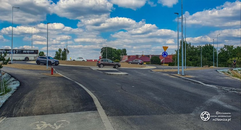 rondo u zbiegu ulic Wojska Polskiego i Dobroszyckiej