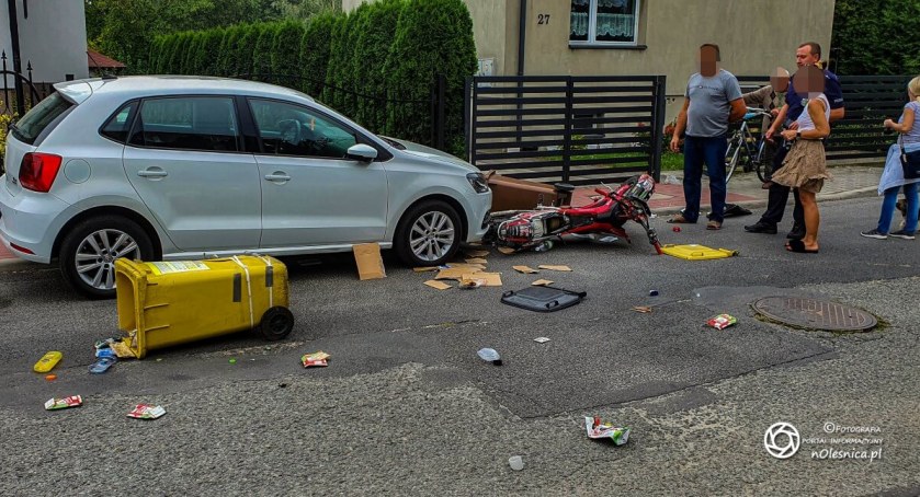 zdjęcie przewróconego motocykla