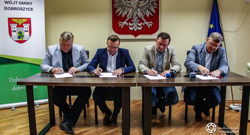 zdjęcie z podpisania porozumienia