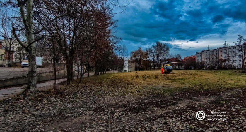 zdjęcie śmigłowca na tyłach oleśnickiego szpitala