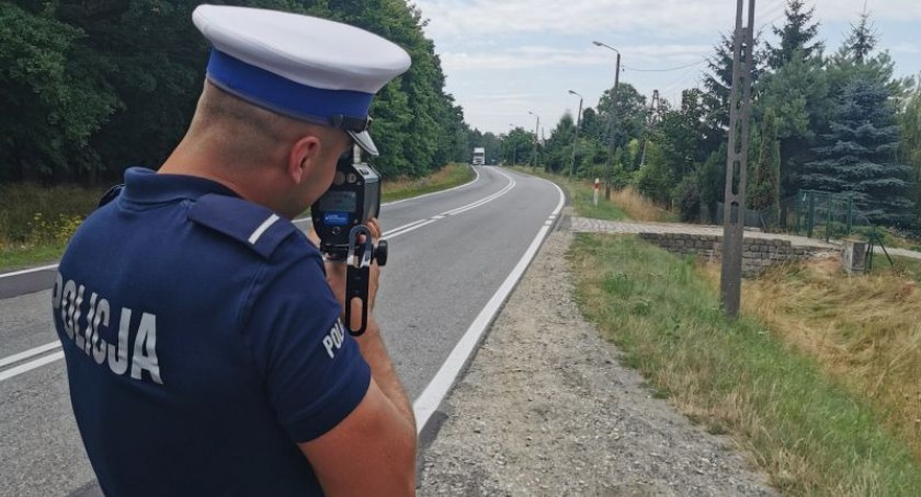 zdjęcie policjanta z laserowym miernikiem prędkości