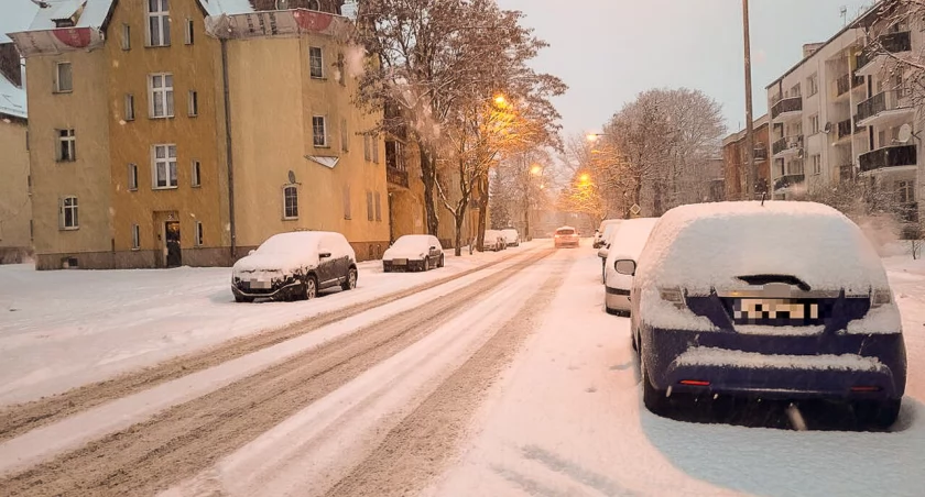zdjęcie zaśnieżonej ulicy