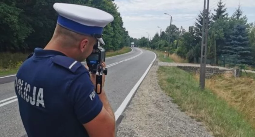 zdjęcie policjanta dokonującego pomiaru prędkości