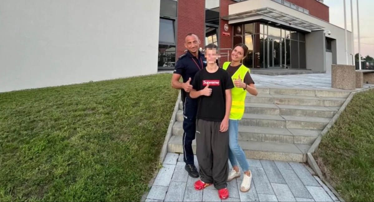 Na sygnale, latek został parkingu rodzina zauważyła wysiadł samochodu - zdjęcie, fotografia