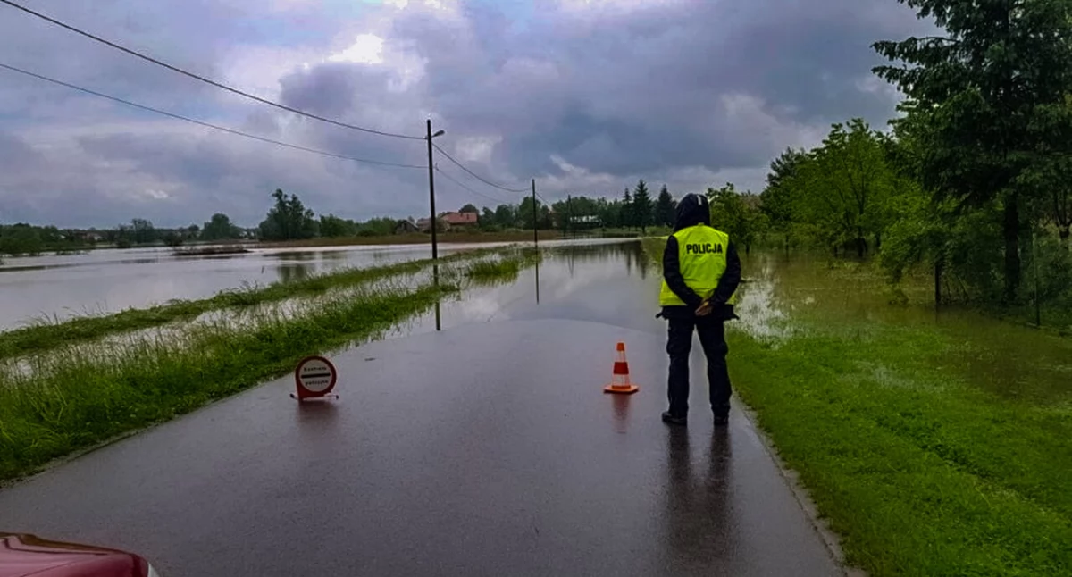 Wydarzenia, Nadchodzą ulewy ważny komunikat policji - zdjęcie, fotografia