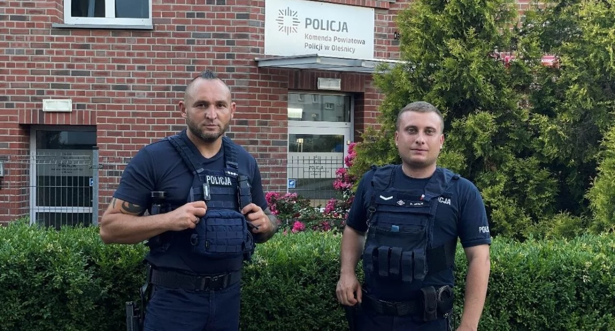 zdjęcie: asp. sztab. Sławomir Załomski oraz sierż. Przemysław Janus