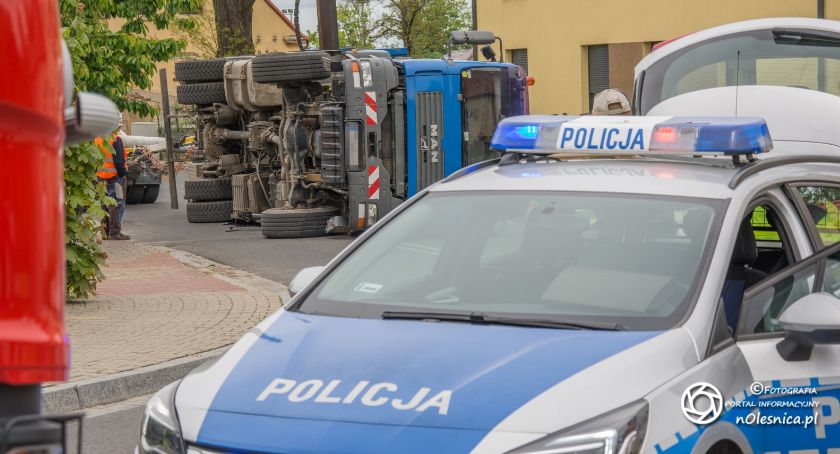 Na sygnale, Twardogórze przewróciła ciężarówka - zdjęcie, fotografia