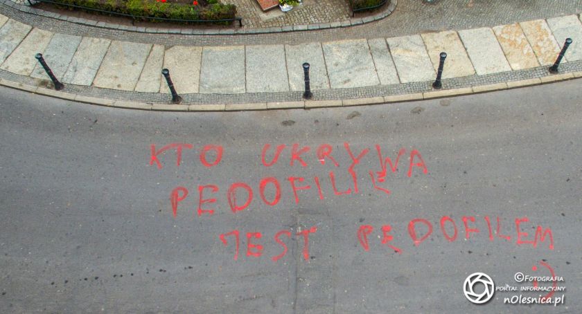 Wydarzenia, Napis pedofilii bazylice - zdjęcie, fotografia