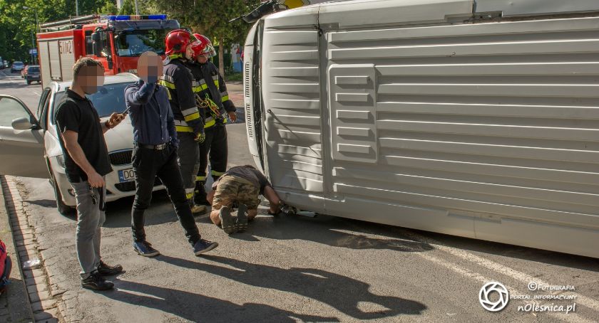 Na sygnale, więzieniem wywrócił VIDEO - zdjęcie, fotografia