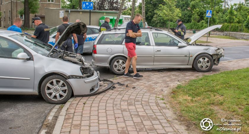 Na sygnale, Wypadek Dobroszycach jedna osoba została poszkodowana - zdjęcie, fotografia