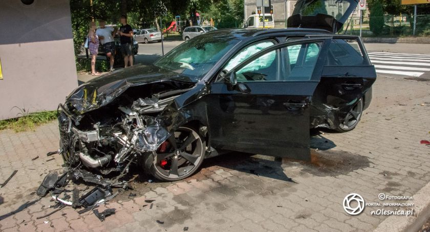 Na sygnale, Zderzenie pojazdów Listopada uszkodzone - zdjęcie, fotografia