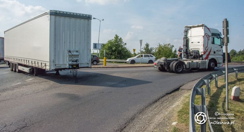 Na sygnale, Wojska Polskiego wypięła naczepa ciągnika siodłowego - zdjęcie, fotografia