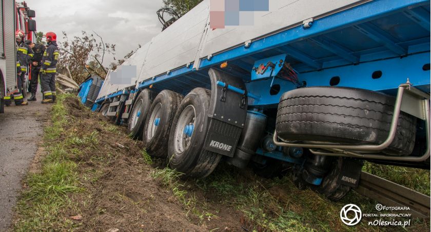 Na sygnale, Ciężarówka rowie koło Ligoty Wielkiej - zdjęcie, fotografia