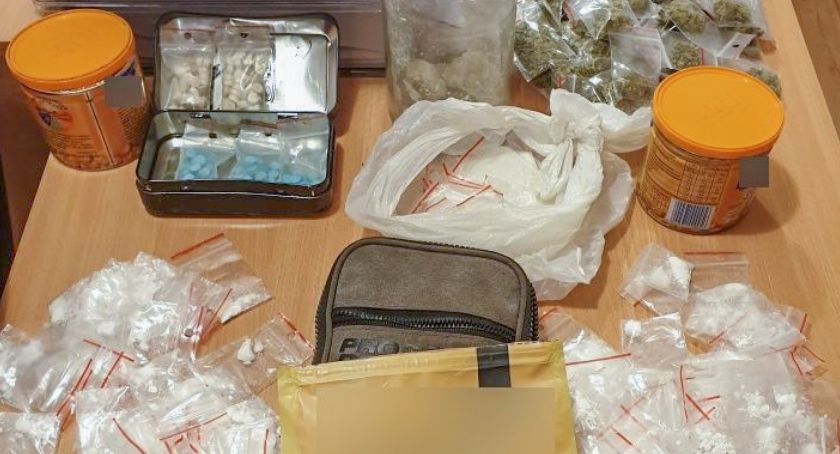 Na sygnale, Trzech nastolatków nosiło plecaku narkotyki zamiast książek - zdjęcie, fotografia