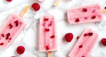 Błyskawiczne lody na patyku z mascarpone, musem i malinami - sprawdź przepis