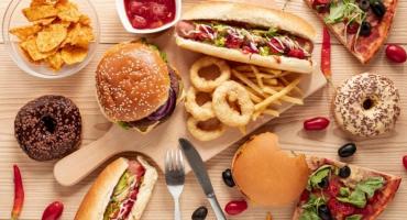 Fast Food i napoje i kolorowe jako szybkie przekąski w czasie wakacji