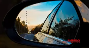 Do czego tak naprawdę służą czarne kropki na lusterkach samochodowych?