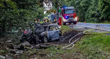 Tragiczny wypadek koło Brzeźinki. Samochód uderzył w przystanek i stanął w płomieniach. Nie żyje kierujący