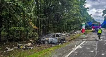 Tragiczny wypadek koło Brzeźinki. Samochód uderzył w przystanek i stanął w płomieniach. Nie żyje kierujący