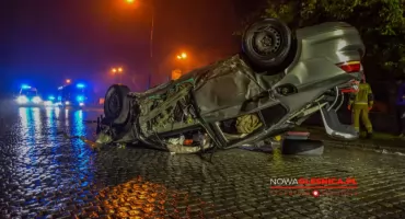 Dachowanie samochodu na ulicy Wileńskiej w Oleśnicy - młody kierowca miał 1,5 promila