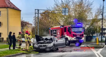 Pożar samochodu przy Biedronce na ul. Wojska Polskiego w Oleśnicy