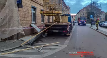 Niebezpieczne zdarzenie w centrum Oleśnicy. Silny wiatr uszkodził zmiótł fragmenty dachu