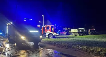 Szybka akcja strażaków zapobiegła tragedii. Paliły się dwie koparki spłonęły w Ostrowinie