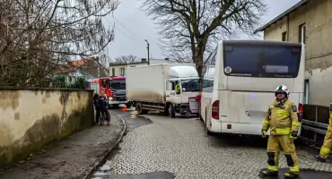 Wypadek autobusu i ciężarówki w Goszczu. Jedna osoba poszkodowana