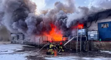 Groźny pożar magazynu w Cieślach. Czternaście zastępów straży walczyło z ogniem