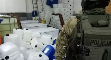 Ponad pół tony niebezpiecznego narkotyku i laboratorium zlikwidowane na terenie Osady Leśnej - VIDEO
