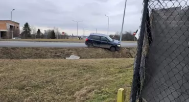 Kierowca Skody uderzył w słup oświetleniowy na rondzie