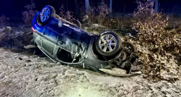 Niebezpieczne zdarzenie na drodze do Oleśnicy. Osobówka dachowała w rowie