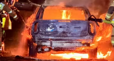 Pożar samochodu - natychmiastowa akcja strażaków z Twardogóry