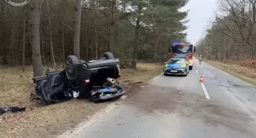 Poranne zdarzenie w Sosnówce. Kierowca osobowego auta stracił panowanie nad pojazdem