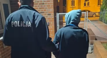 Nocna kontrola w Oleśnicy pozwoliła zatrzymała recydywistę. Mężczyzna z dożywotnim zakazem i narkotykami