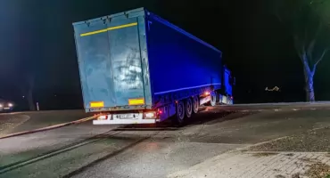 Kolejna ciężarówka w rowie na skrzyżowaniu w Oleśnicy