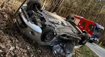 Wypadek na DK25 w gminie Międzybórz. Dwie osoby w szpitalu, droga zablokowana - interweniował śmigłowiec LPR