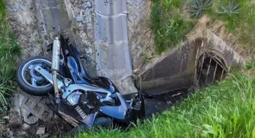 Policyjny pościg na trasie DK25 - motocyklista w rowie, uciekał pieszo - lądował śmigłowiec LPR