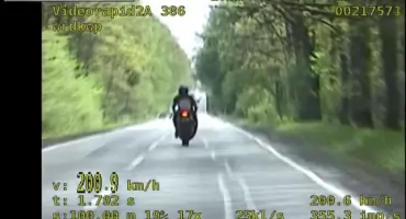 Szalona ucieczka motocyklisty bez prawa jazdy. W rowie, pieszo, pod naczepą – i tak wpadł - VIDEO