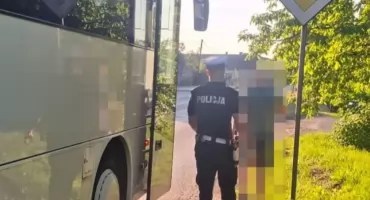 Blisko promil w organizmie za kierownicą autokaru. Oleśniccy policjanci zatrzymali 38 - latka w czasie akcji 