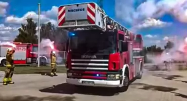 Nowa drabina w strażackiej remizie. Dobroszyce wzbogaciły się o specjalistyczny pojazd