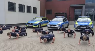 Policyjny challenge dla Zuzi i Leosia. Oleśniccy mundurowi z sercem na dłoni - VIDEO