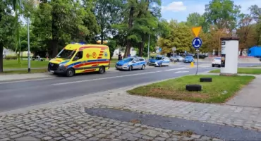 Kolizja na rondzie w Oleśnicy - rowerzystka uderzyła w hulajnogę. Winna otrzymała mandat
