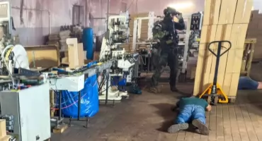 Rozbito nielegalną fabrykę papierosów koło Oleśnicy. Zatrzymano dziewięć osób - VIDEO
