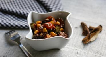 Przepis na duszone warzywa z tofu i grzybami